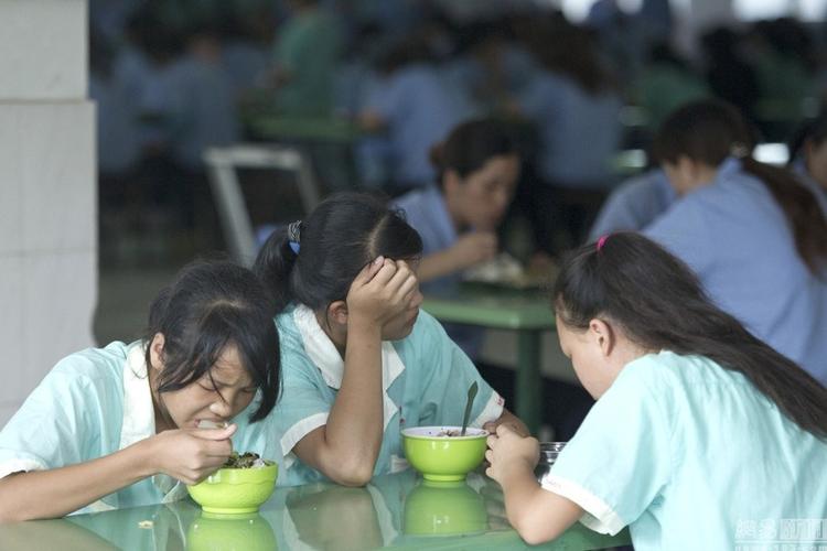 阿明称,所有学生进厂都没有签订劳动合同,只是工厂和劳务派遣公司之间