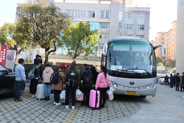 在广泛宣传动员的基础上,充分发挥永梁众森劳务派遣公司驻龙陵联络员